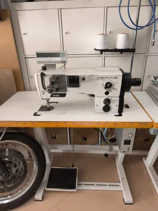 Máquina de coser Dürkopp Adler