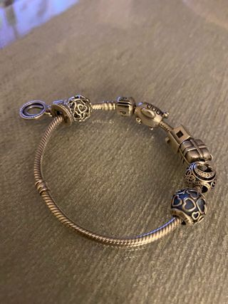Pulsera Pandora con 7 abalorios