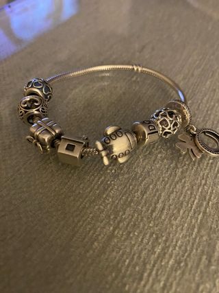 Pulsera Pandora con 7 abalorios