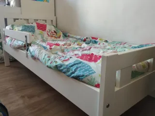 Cama infantil IKEA con barandilla y colchón
