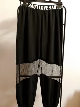 Pantalones negros con detalle de malla