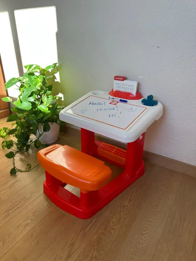 Pupitre infantil con pizarra