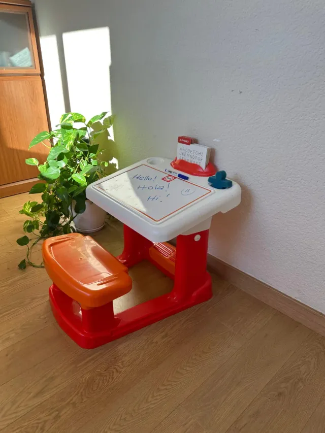 Pupitre infantil con pizarra
