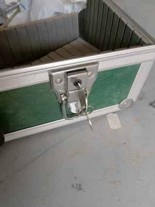 Maletín rígido verde para herramientas