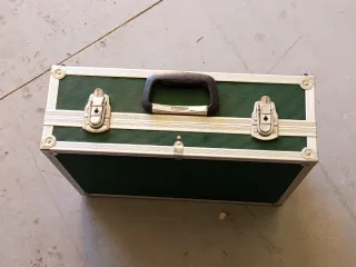 Maletín rígido verde para herramientas