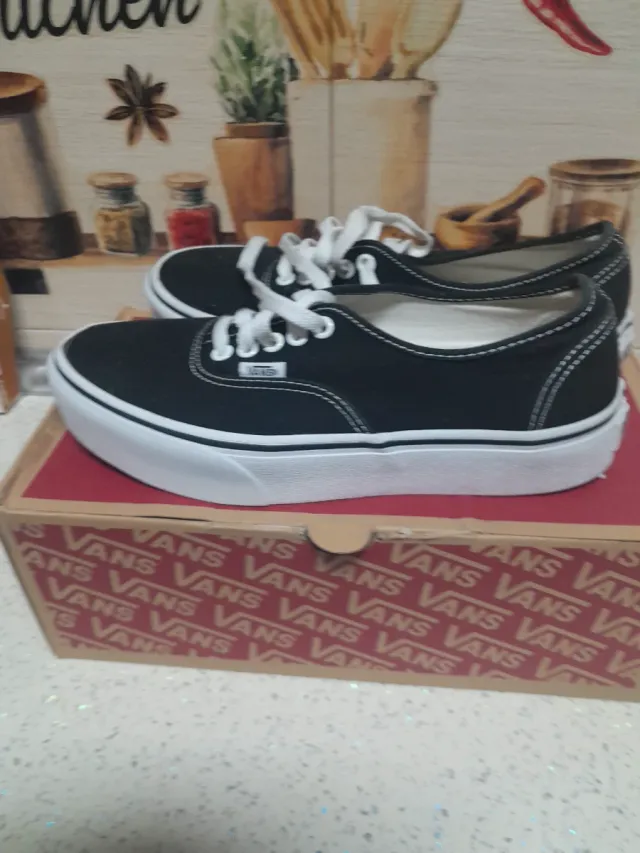 Zapatillas Vans Negras y Blancas. Originales.Nueva