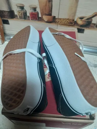 Zapatillas Vans Negras y Blancas. Originales.Nueva