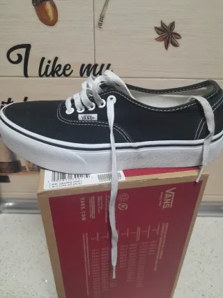 Zapatillas Vans Negras y Blancas. Originales.Nueva