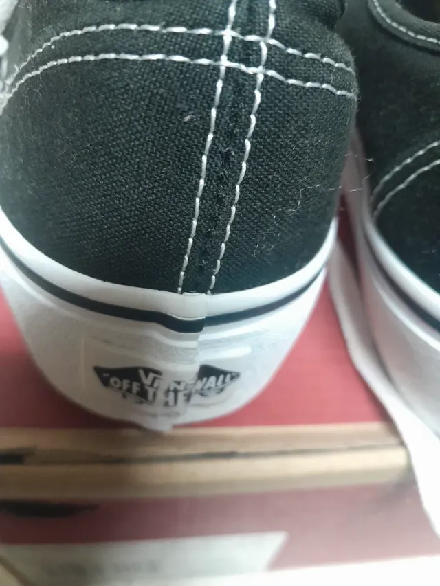 Zapatillas Vans Negras y Blancas. Originales.Nueva