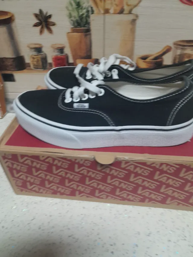 Zapatillas Vans Negras y Blancas. Originales.Nueva