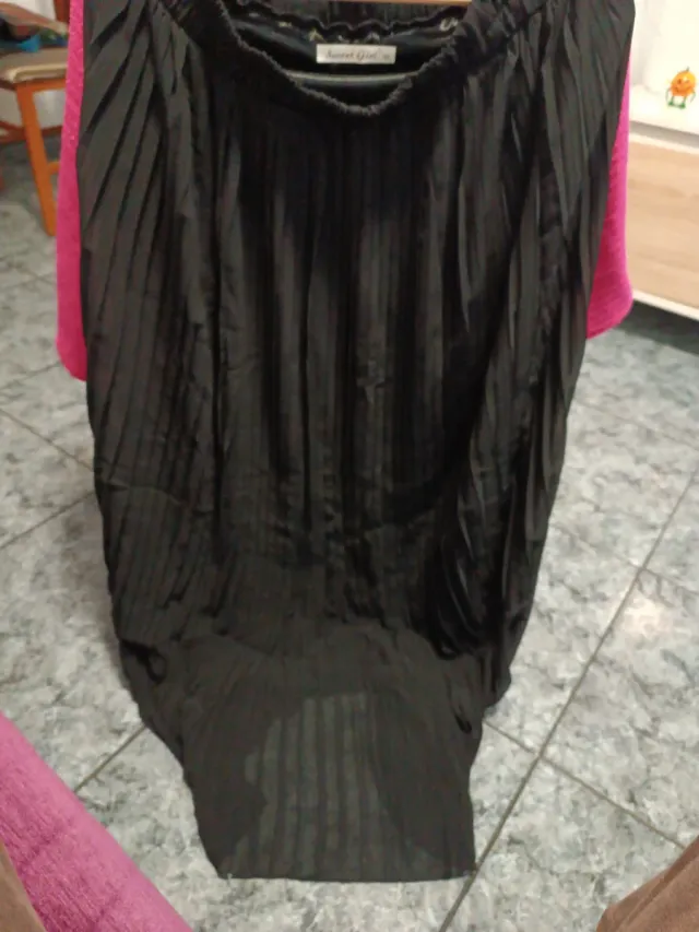 Falda larga plisada negra es grande