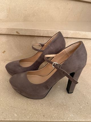 Zapatos de tacón grises con pulsera