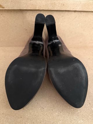 Zapatos de tacón grises con pulsera