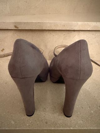 Zapatos de tacón grises con pulsera