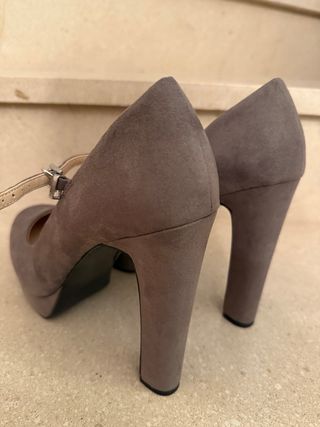 Zapatos de tacón grises con pulsera