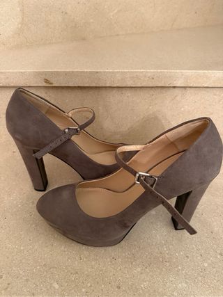 Zapatos de tacón grises con pulsera