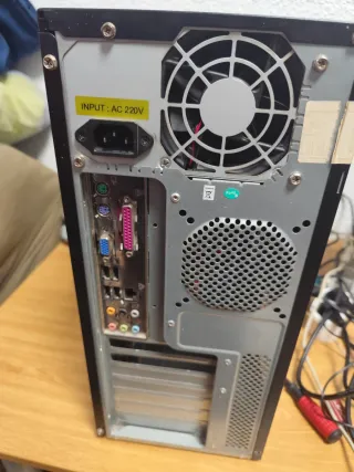 Torre PC Antigua Negra y Plateada