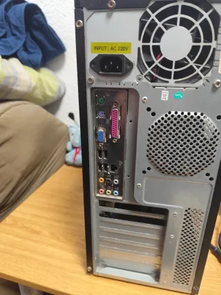 Torre PC Antigua Negra y Plateada