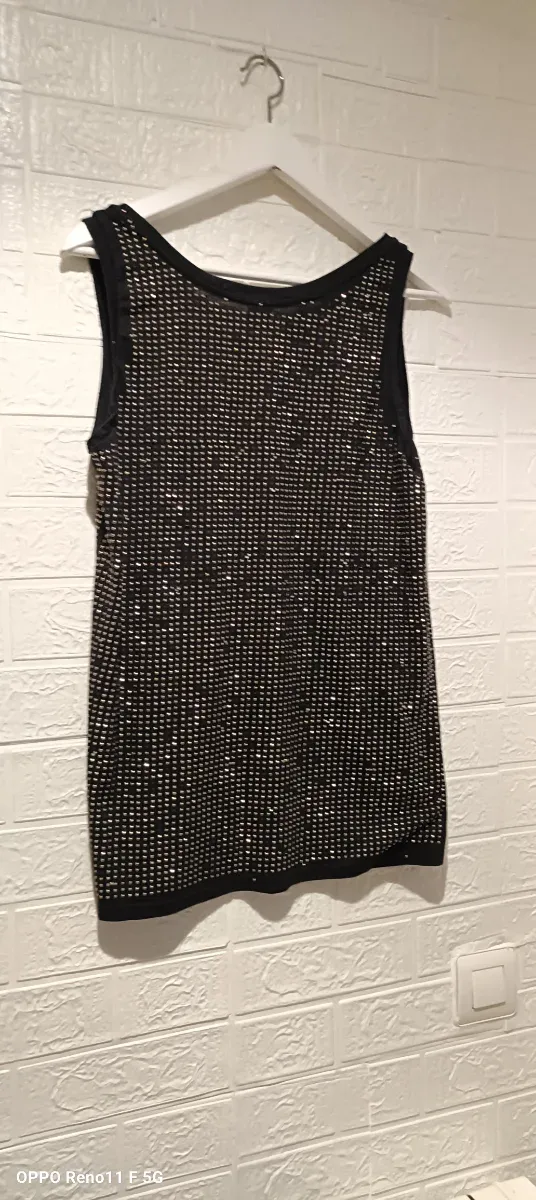 Camiseta preta com pedraria prateada