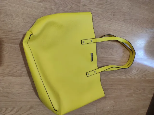 Borsa gialla in pelle sintetica