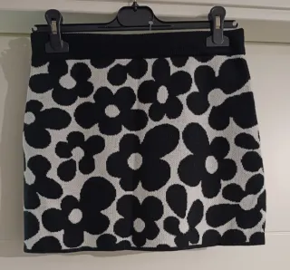 Falda estampada flores blanco y negro