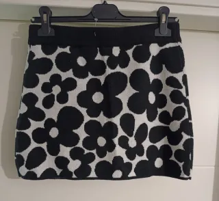 Falda estampada flores blanco y negro