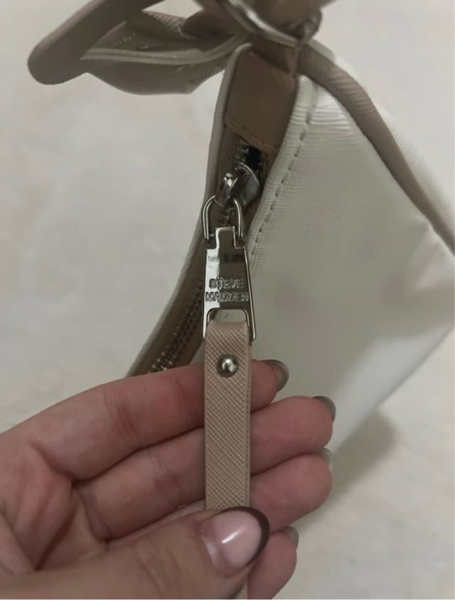 Bolso Steve Madden blanco y beige