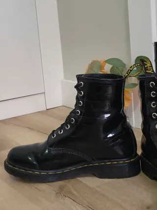 Botas Dr. Martens negras efecto piel cocodrilo 40
