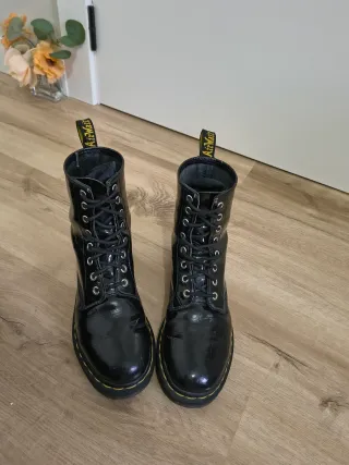 Botas Dr. Martens negras efecto piel cocodrilo 40
