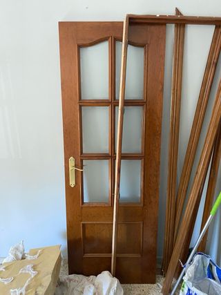 Puerta madera maciza con cristal