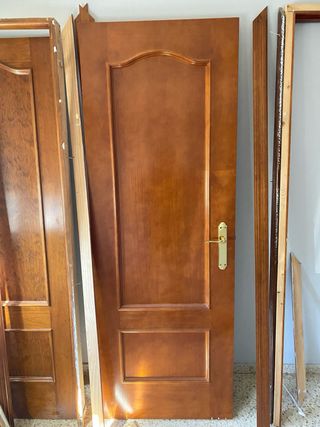 Puerta madera maciza con cristal