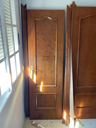 Puerta madera maciza con cristal