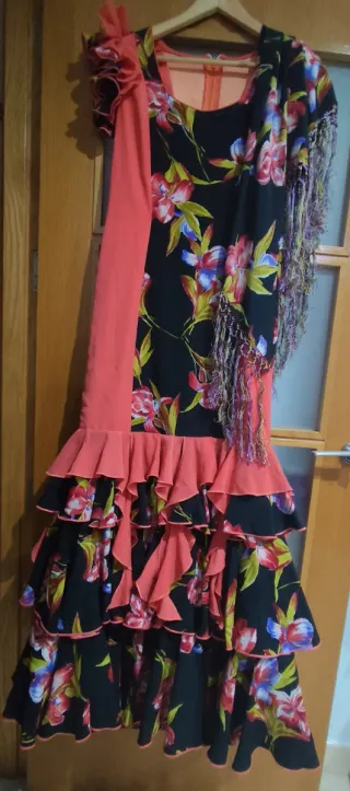Traje de flamenca con mantoncillo
