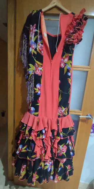 Traje de flamenca con mantoncillo
