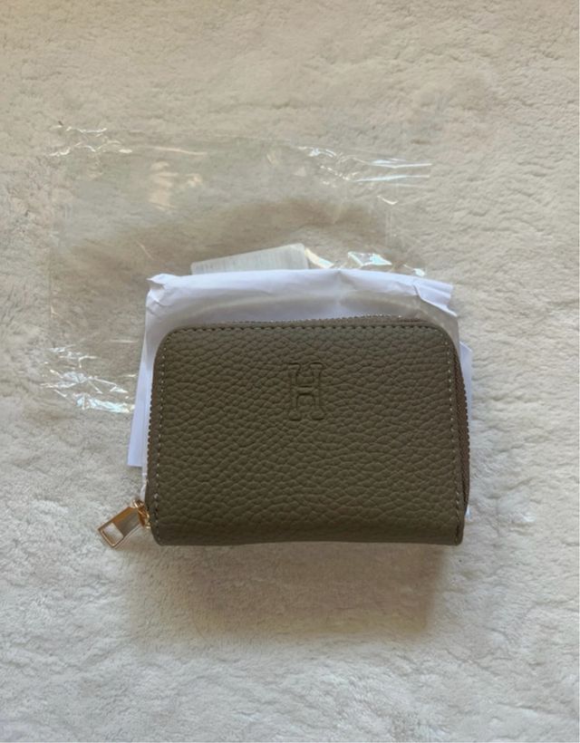 Tarjetero verde con inicial H