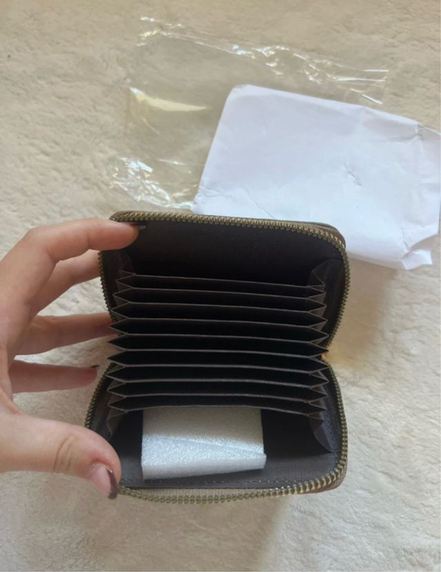 Tarjetero verde con inicial H