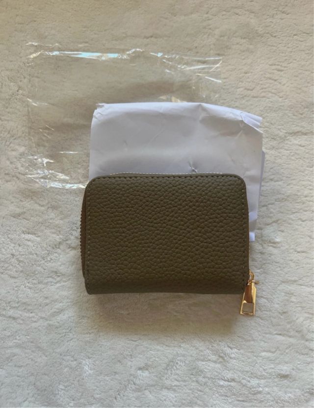 Tarjetero verde con inicial H