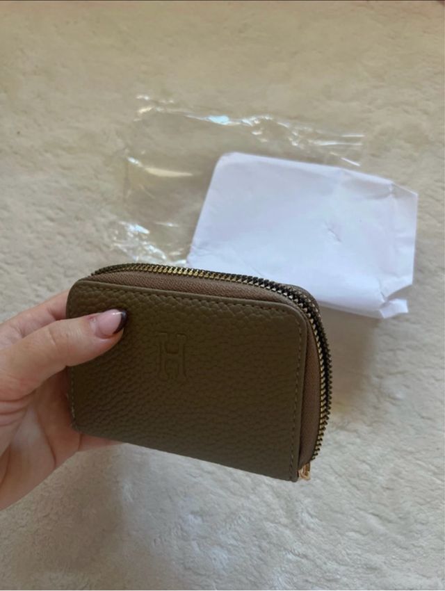 Tarjetero verde con inicial H