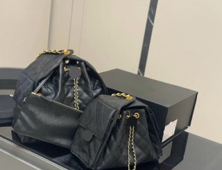 Bolso Negro con Detalles Dorados
