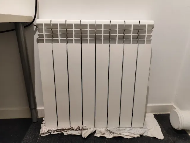 Radiador de gas blanco con soportes