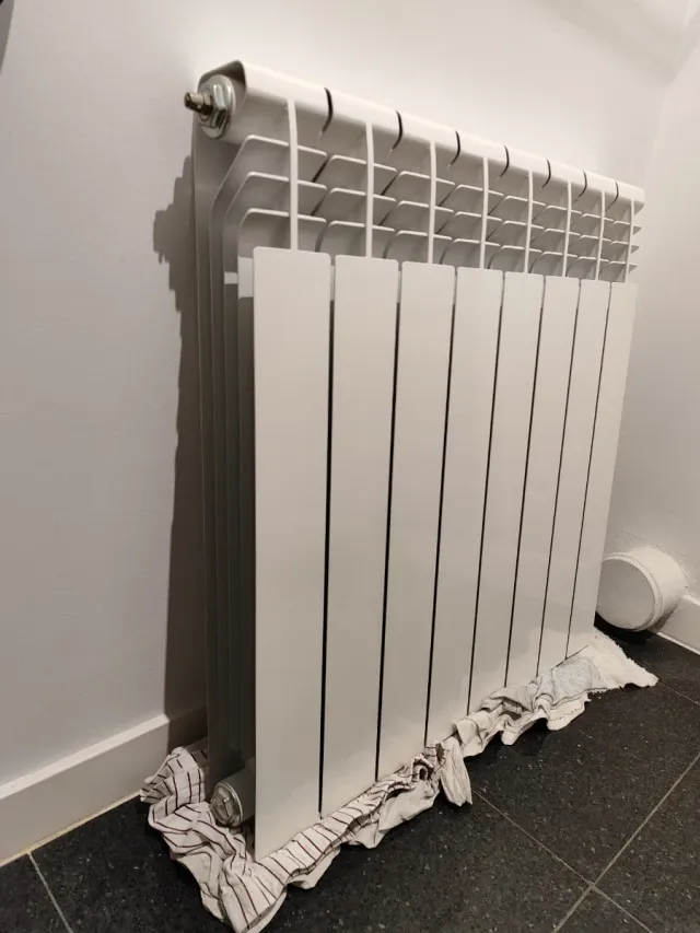 Radiador de gas blanco con soportes