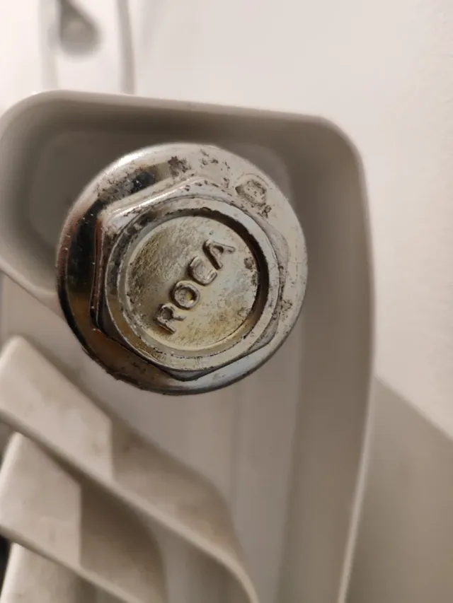 Radiador de gas blanco con soportes