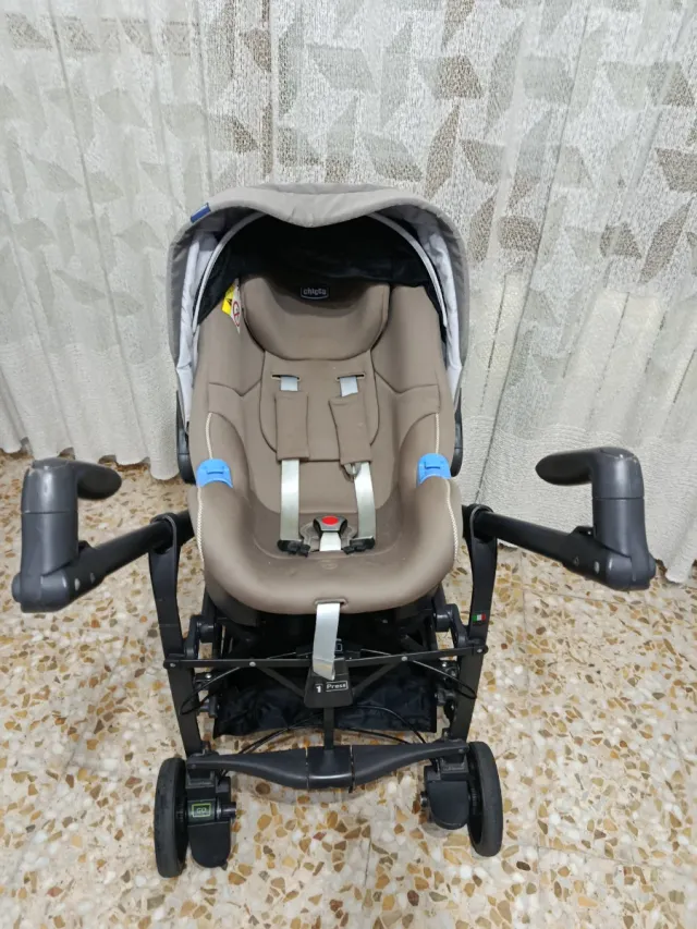Set tre pezzi per bambini Chicco: passeggino, seggiolino auto e culla