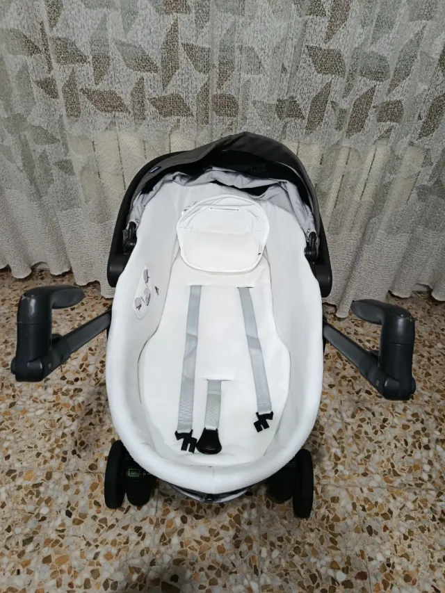 Set tre pezzi per bambini Chicco: passeggino, seggiolino auto e culla