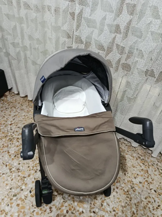 Set tre pezzi per bambini Chicco: passeggino, seggiolino auto e culla