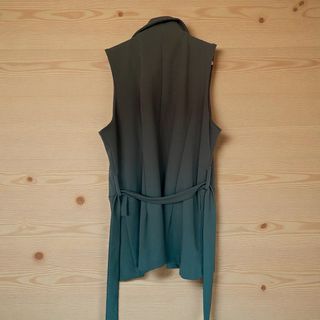 Chaleco verde con cinturón y botones