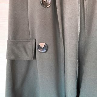 Chaleco verde con cinturón y botones