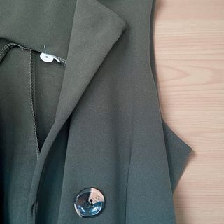 Chaleco verde con cinturón y botones