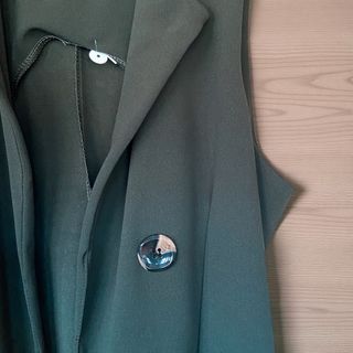 Chaleco verde con cinturón y botones