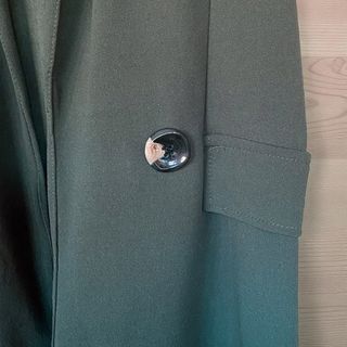 Chaleco verde con cinturón y botones